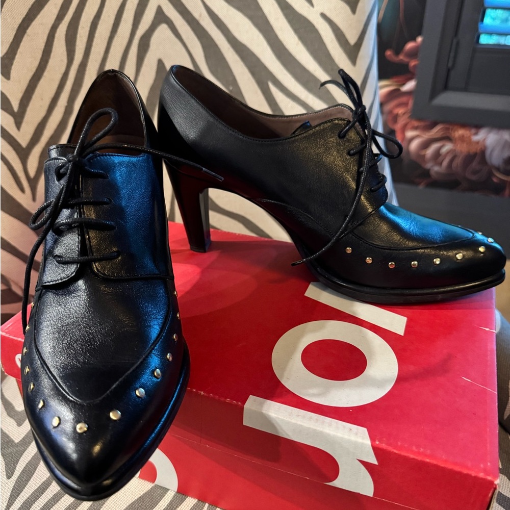 Elegant Black Heels with Brogue Detailing